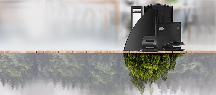 In einer Bildcollage ist das Foto horizontal zweigeteilt: In der oberen Hälfte sieht man verschiedene Produkte aus der Leitz-Recycle-Serie, in der unteren Hälfte sieht man eine Art Spiegelung Bäume eines Waldes.