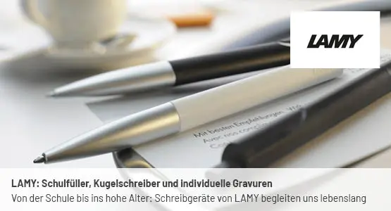Man sieht 3 Kugelschreiber auf einem Tisch.