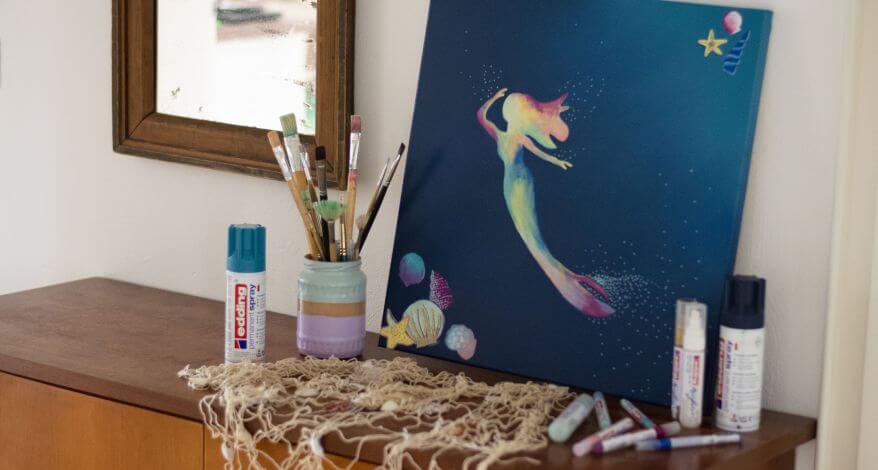 Zaubern Sie mit Sprühfarben und Acrylmarkern eine Nixe auf die Leinwand. Bei Eickhoffs in Menden und im Onlineshop finden Sie alles für Ihre Umsetzung.