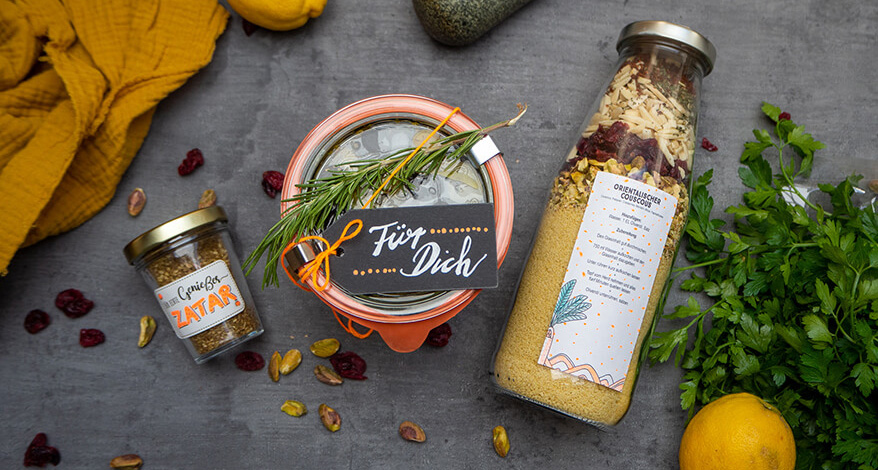 Wir zeigen Ihnen drei orientalische Rezepte im Glas zum Verschenken inklusive Etiketten als Download. Bei Engler in Rheinbach und im Onlineshop.