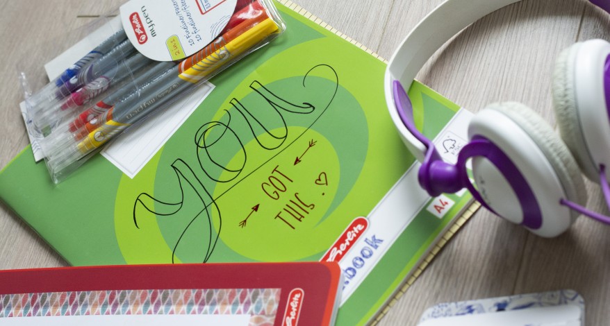 Mit geletterten Sprüchen auf den Schulheften die Motivation steigern. Wir zeigen Ihnen tolle Beispiele. Bei Giesen-Handick und Schroeder Papeterie in Neukirchen-Vluyn und Moers und im Onlineshop.