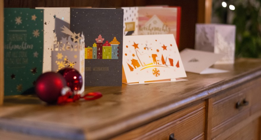 Wohin mit all den schönen Weihnachtskarten? Wir zeigen Ihnen drei tolle Dekoideen. Mehr bei Giesen-Handick und Schroeder Papeterie in Neukirchen-Vluyn und Moers und im Onlineshop.