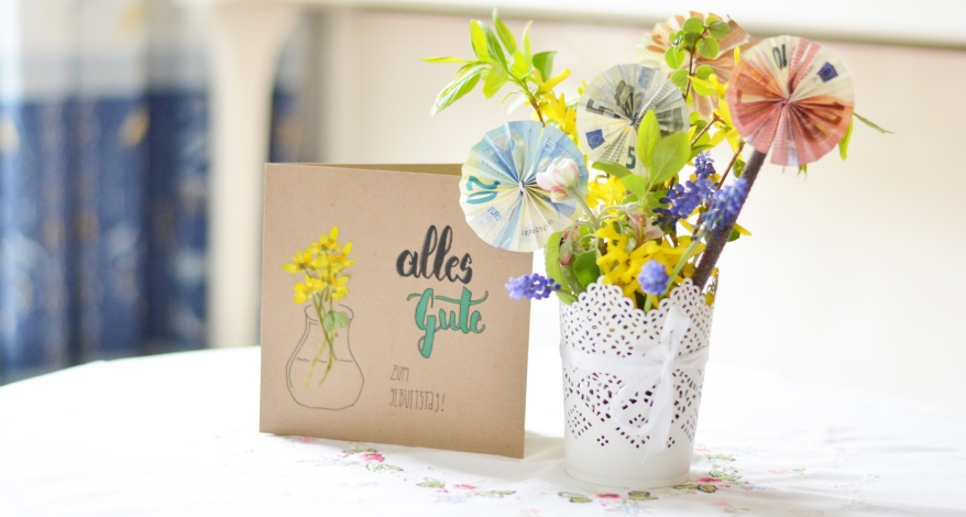 Wir zeigen Ihnen, wie Sie ein Geldgeschenk aufhübschen und als farbenfrohen Blütenstrauß überreichen. Bei Papierhaus Hartmann in Greifswald und im Onlineshop.