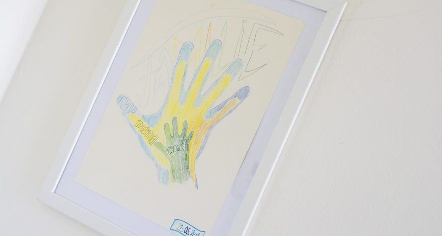 Gestalten Sie mit Buntstiften und Handabdrücken tolle Wanddeko für Ihre Familie! Bei Papierhaus Hartmann in Greifswald und im Onlineshop finden Sie alles für Ihre Umsetzung.