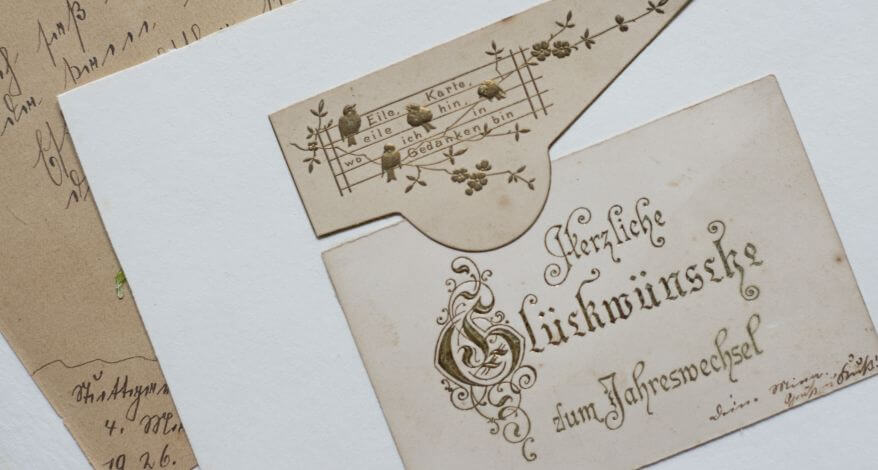 Wie ist die Postkarte entstanden? Wir verraten es Ihnen. Bei Papierhaus Hartmann in Greifswald und im Onlineshop.