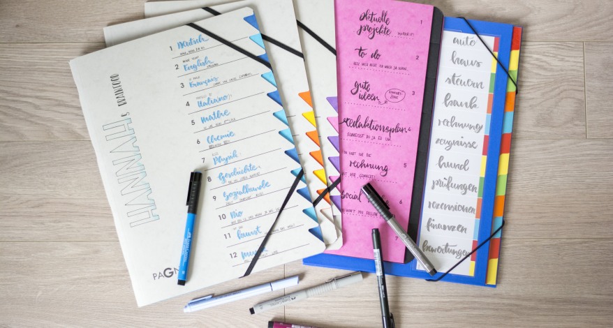 Lettering macht Themen wie Steuererklärungen und Co. erträglich. Wir zeigen, wie es geht! Bei Papier Kreis in Hanau und im Onlineshop.
