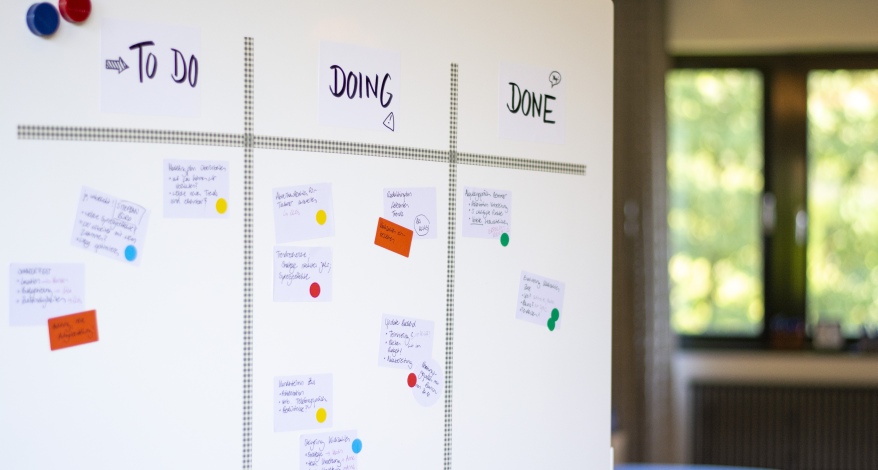 Kanban als Mittel für agiles Arbeiten ist leicht zu verstehen und umzusetzen. Bei Papier Kreis in Hanau und im Onlineshop finden Sie alles für Ihre Umsetzung.