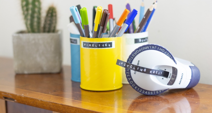Verwandeln Sie mit Prägeband und Sprühfarbe leere Chipsdosen in Stiftebecher. Bei Papier Kreis in Hanau und im Onlineshop finden Sie alles für das DIY.