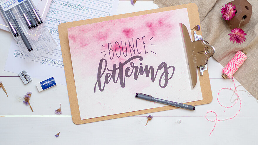 Beim Bounce Lettering lassen Sie die Buchstaben tanzen. Wir zeigen Ihnen, wie es geht. Bei Papier Kreis in Hanau und im Onlineshop.