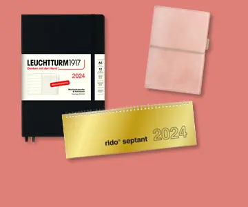 Vor rosa Hintergrund stehen verschiedene Buch- und Tischkalender für 2024.