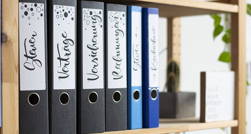 Wir haben tolle Freebie-Ordnerrücken für Sie vorbereitet. Organisieren Sie Ihre Unterlagen im Letteringstil! Mehr bei Wall am Markt in Kirchheim unter Teck und im Onlineshop.